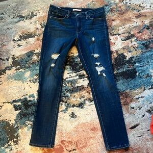 Great condition dark wash destructed Levi Skinny Jeans Size 31